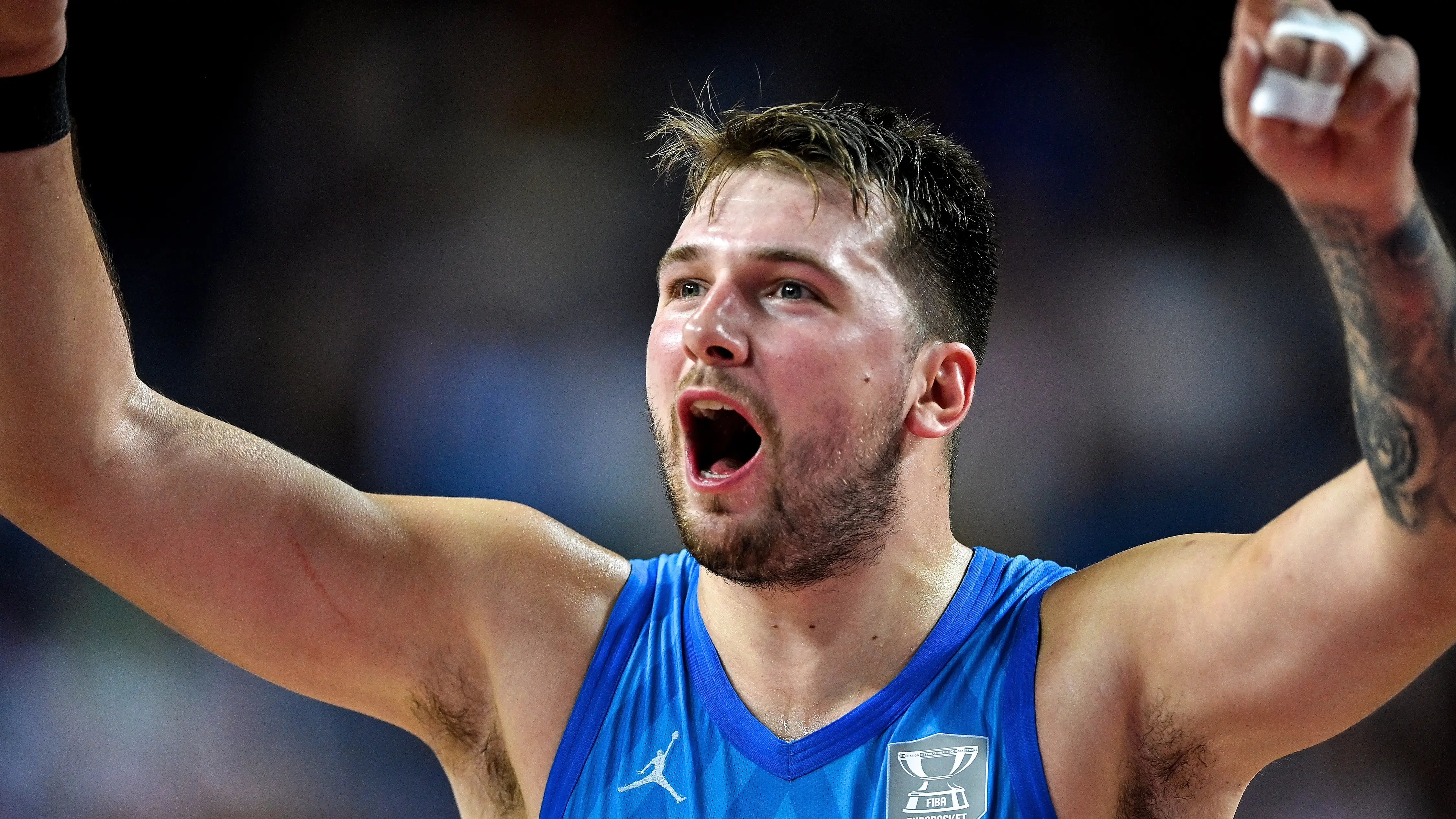 Luka Doncic celebra una canasta ante Francia