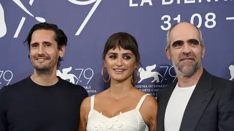 Juan Diego Botto, Penélope Cruz y Luis Tosar en el Festival de Venecia presentando 'En los márgenes' Juan Diego Botto, Penélope Cruz y Luis Tosar en el Festival de Venecia presentando 'En los márgenes'