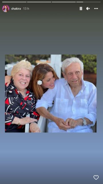 Shakira junto a sus padres