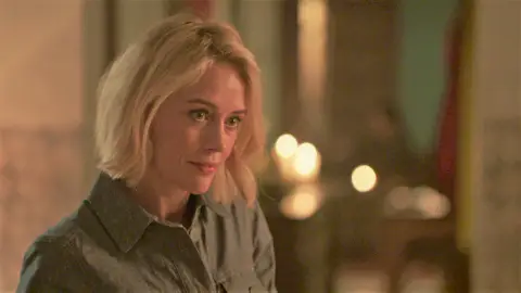 Max le prepara una cita sorpresa a Miranda en su casa Max le prepara una cita sorpresa a Miranda en su casa