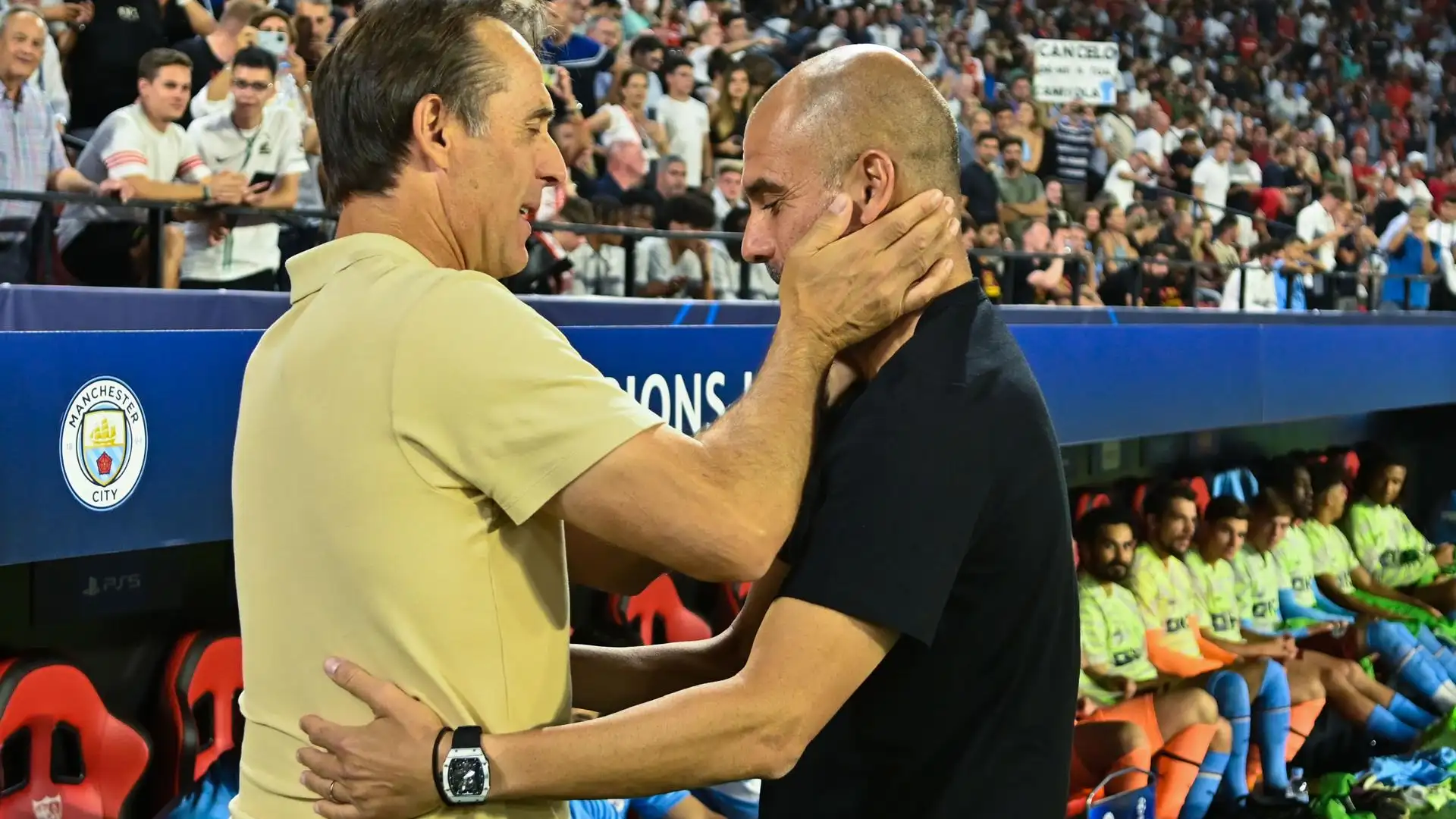 Lopetegui y Guardiola se saludan antes del inicio del Sevilla - Manchester City Lopetegui y Guardiola se saludan antes del inicio del Sevilla - Manchester City