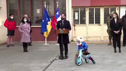 Niño vestido de Superman en el discurso de Boric Niño vestido de Superman en el discurso de Boric