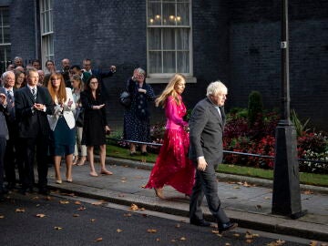  El primer ministro británico saliente, Boris Johnson, y su esposa, Carrie Johnson