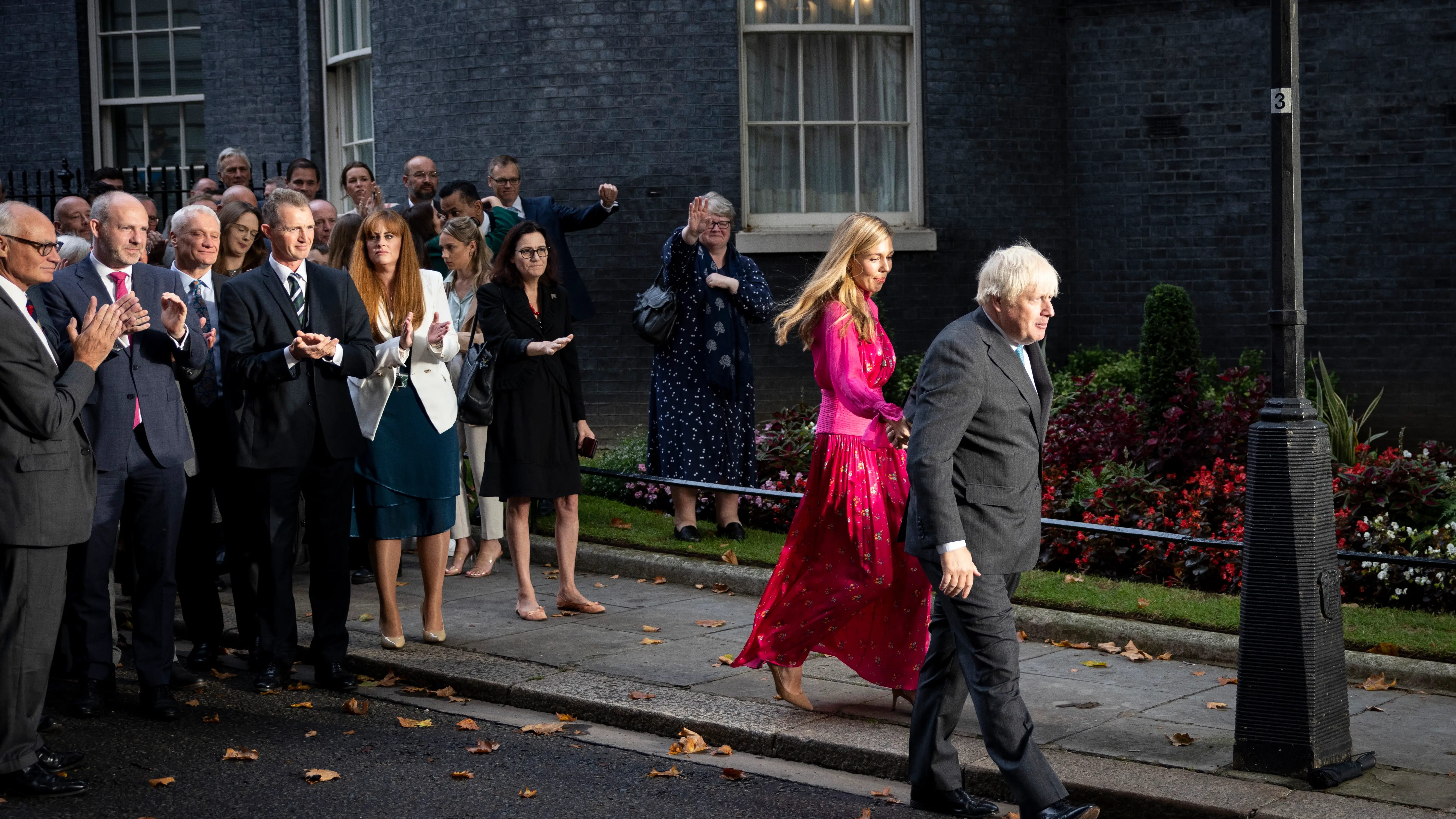  El primer ministro brit&aacute;nico saliente, Boris Johnson, y su esposa, Carrie Johnson