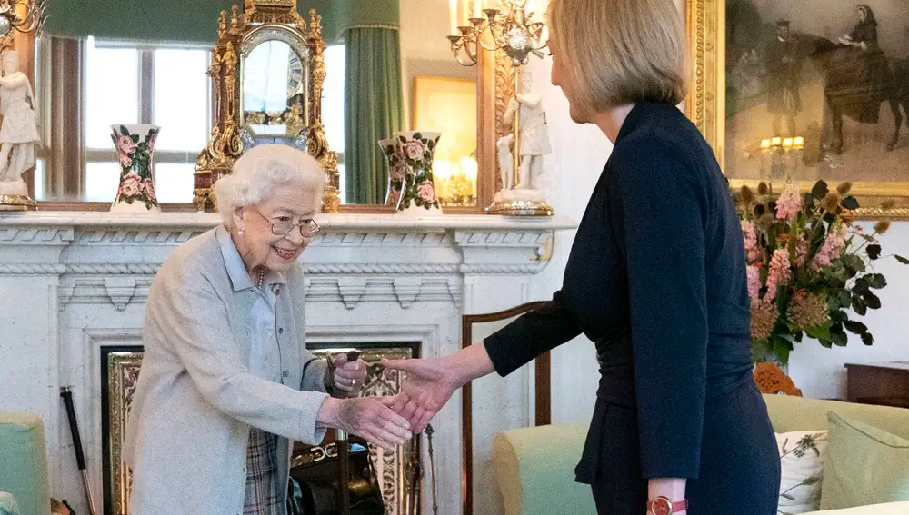 Isabel II junto a Liz Truss, la nueva primera ministra británica