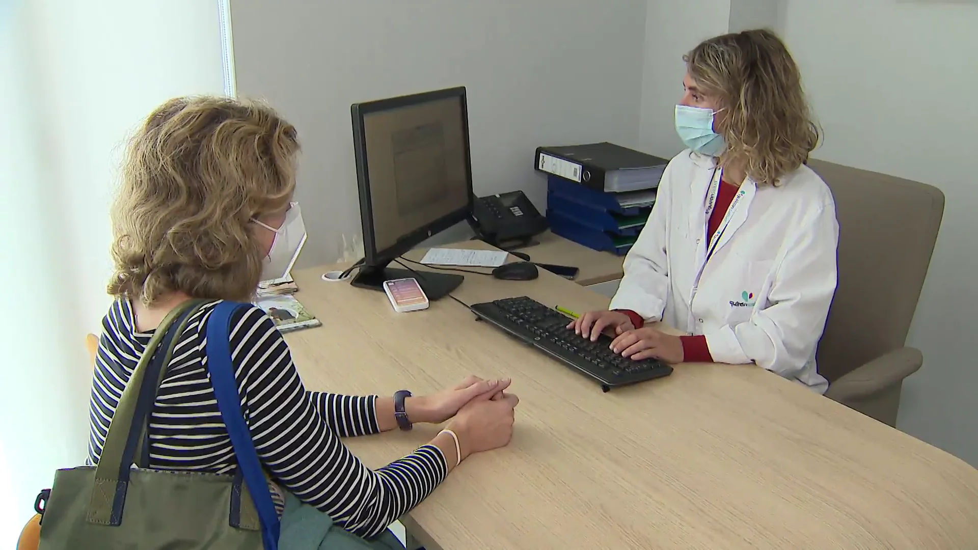 Médico atendiendo a su paciente en su consulta Médicos