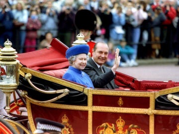 La reina Isabel II junto al expresidente francés Jacques Chirac 