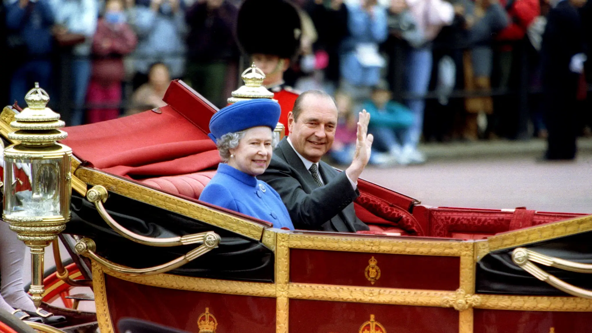 La reina Isabel II junto al expresidente franc&eacute;s Jacques Chirac 