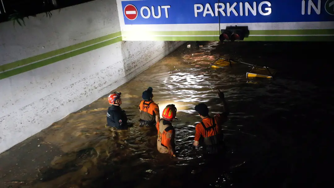 Parking subterr&aacute;neo anegado en Corea del Sur