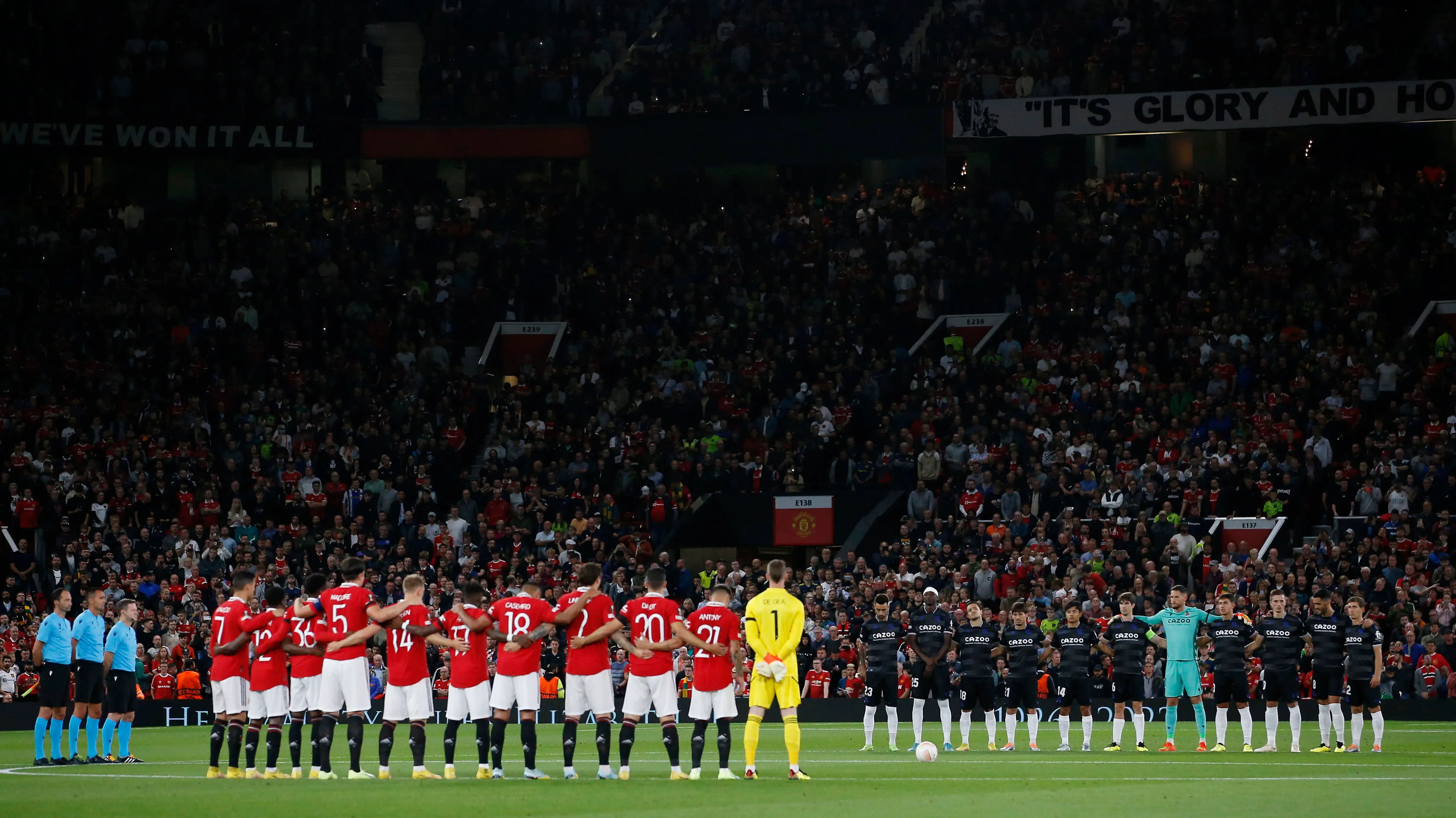 Minuto de silencio en Old Trafford por la muerte de Isabel II