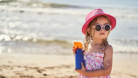 Niña con protección solar Niña con protección solar