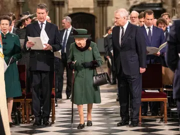 Reina Isabel II junto al príncipe Andrés Reina Isabel II junto al príncipe Andrés