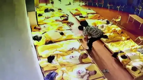 Una profesora pone a salvo a varios niños en el terremoto de Sichuan, en China Una profesora pone a salvo a varios niños en el terremoto de Sichuan, en China