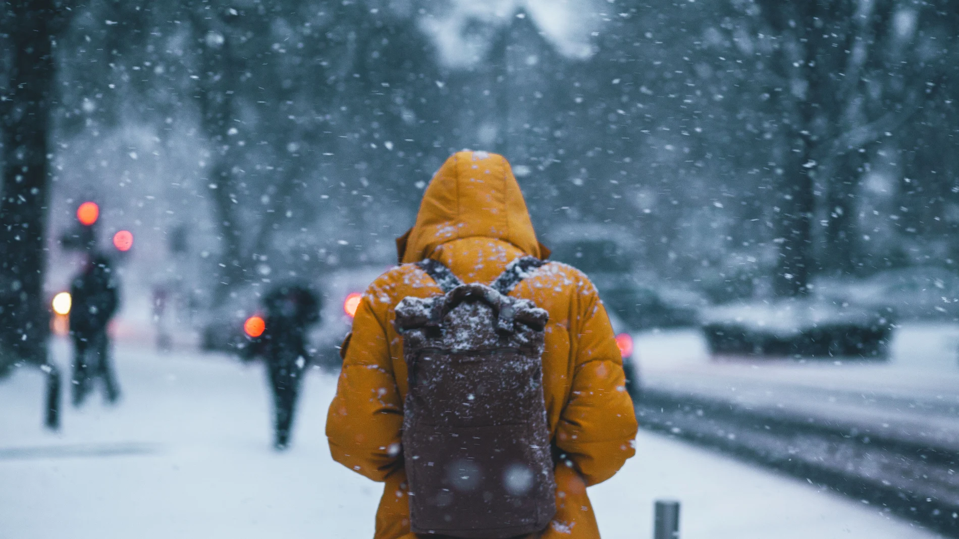 Una persona caminando por la nieve