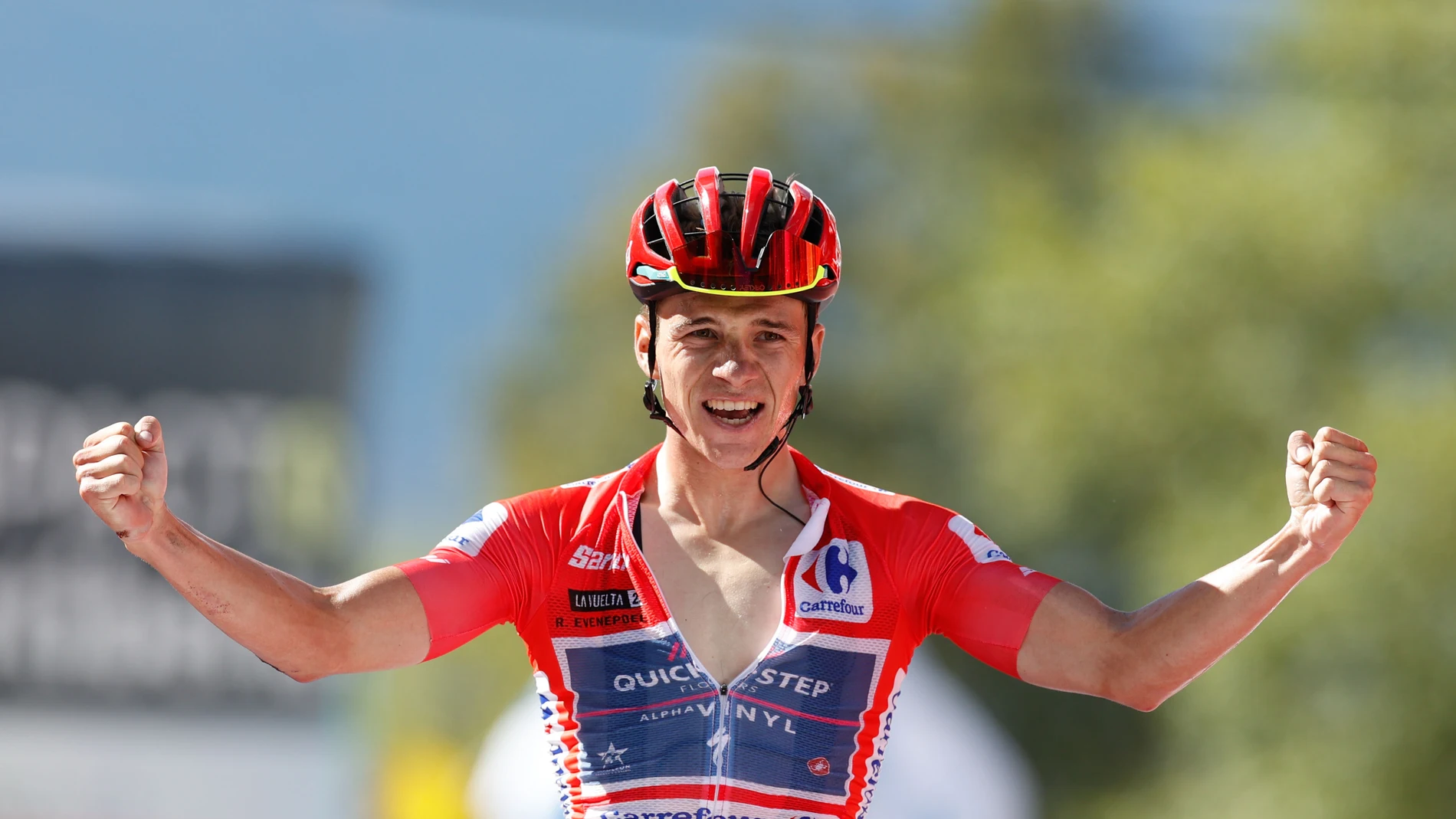 El líder de la Vuelta, el belga Remco Evenepoel, celebra su victoria en el Alto del Piornal