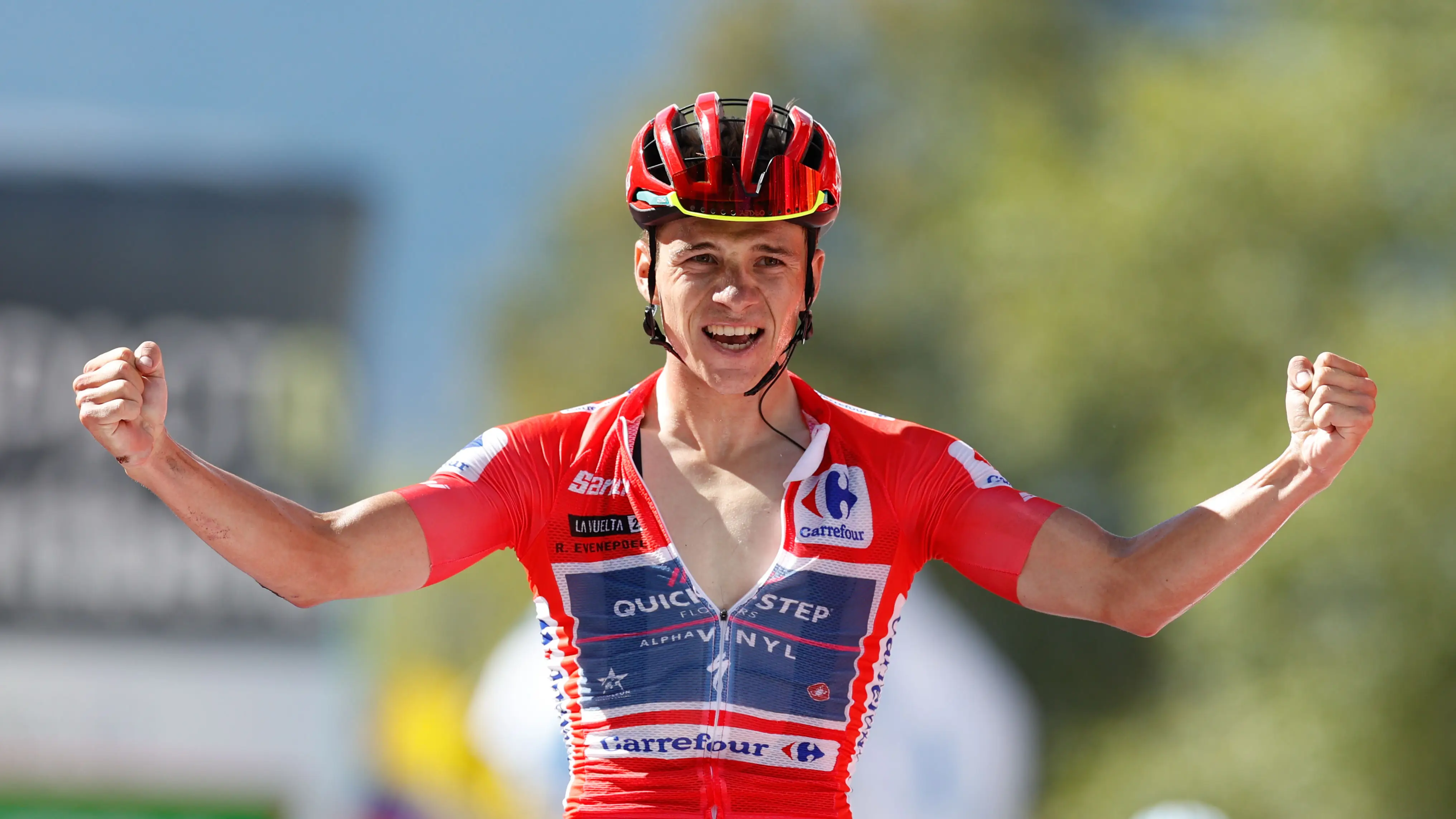 El líder de la Vuelta, el belga Remco Evenepoel, celebra su victoria en el Alto del Piornal El líder de la Vuelta, el belga Remco Evenepoel, celebra su victoria en el Alto del Piornal