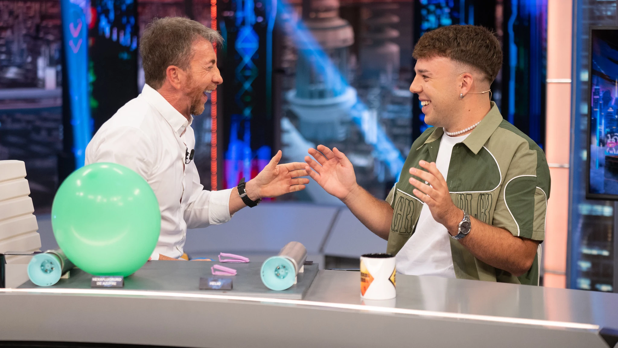 'El Hormiguero 3.0' pone a prueba la voz de Quevedo... ¡con globos de helio! 'El Hormiguero 3.0' pone a prueba la voz de Quevedo... ¡con globos de helio!