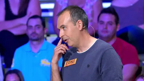 Doble vigilancia en ‘La Ruleta de la Suerte’: El VAR… ¡Y un concursante! Toni está dispuesto a asegurarse de que todo va viento en popa.