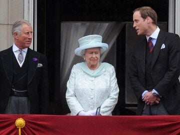 El entonces príncipe Carlos, junto a la reina Isabel II y su hijo Guillermo
