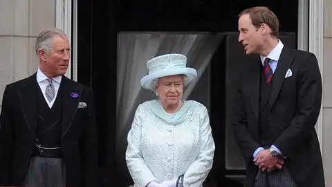 El entonces príncipe Carlos, junto a la reina Isabel II y su hijo Guillermo El entonces príncipe Carlos, junto a la reina Isabel II y su hijo Guillermo