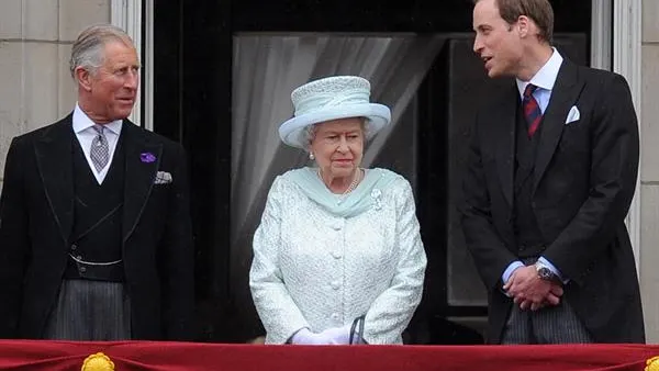 El entonces pr&iacute;ncipe Carlos, junto a la reina Isabel II y su hijo Guillermo