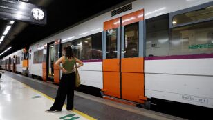 Un and&eacute;n y un tren parado de Rodalies en Barcelona