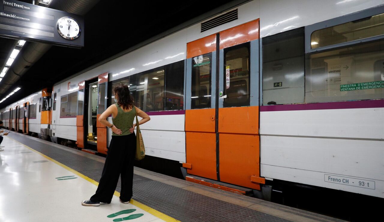 Un and&eacute;n y un tren parado de Rodalies en Barcelona