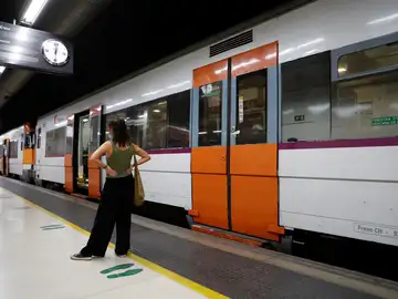 Un andén y un tren parado de Rodalies en Barcelona