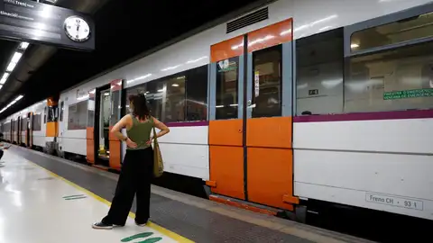 Un andén y un tren parado de Rodalies en Barcelona Un andén y un tren parado de Rodalies en Barcelona