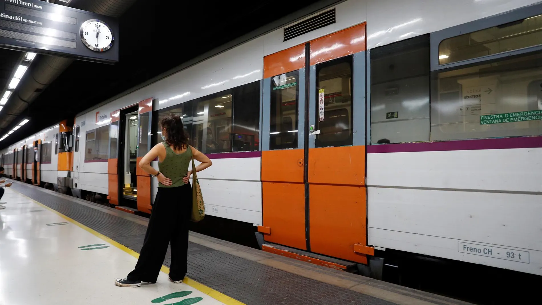 Un andén y un tren parado de Rodalies en Barcelona