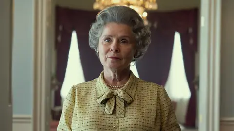 Imelda Staunton como la reina Isabel II en 'The Crown' Imelda Staunton como la reina Isabel II en 'The Crown'