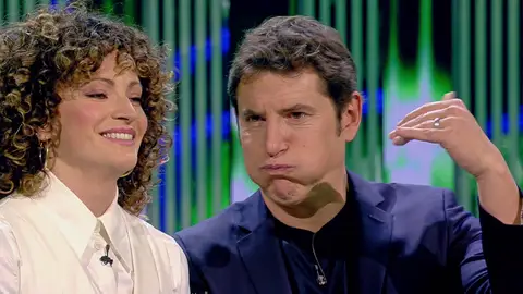 Manel Fuentes alucina con la amazona al lado de la concursante de la noche Manel Fuentes alucina con la amazona al lado de la concursante de la noche