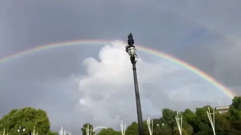 El arcoíris que apareció en Londres tras anunciarse la muerte de la reina Isabel II El arcoíris que apareció en Londres tras anunciarse la muerte de la reina Isabel II