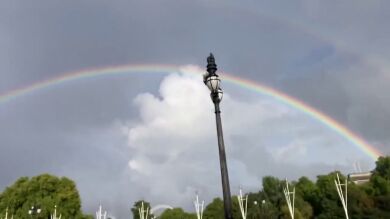 La imagen que conmociona al mundo: un arcoíris aparece en el cielo tras anunciarse la muerte de la reina Isabel II