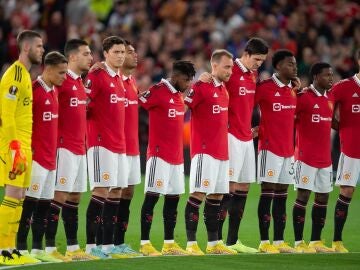Los jugadores del Manchester United guardan un minuto de silencio por la muerte de Isabel II
