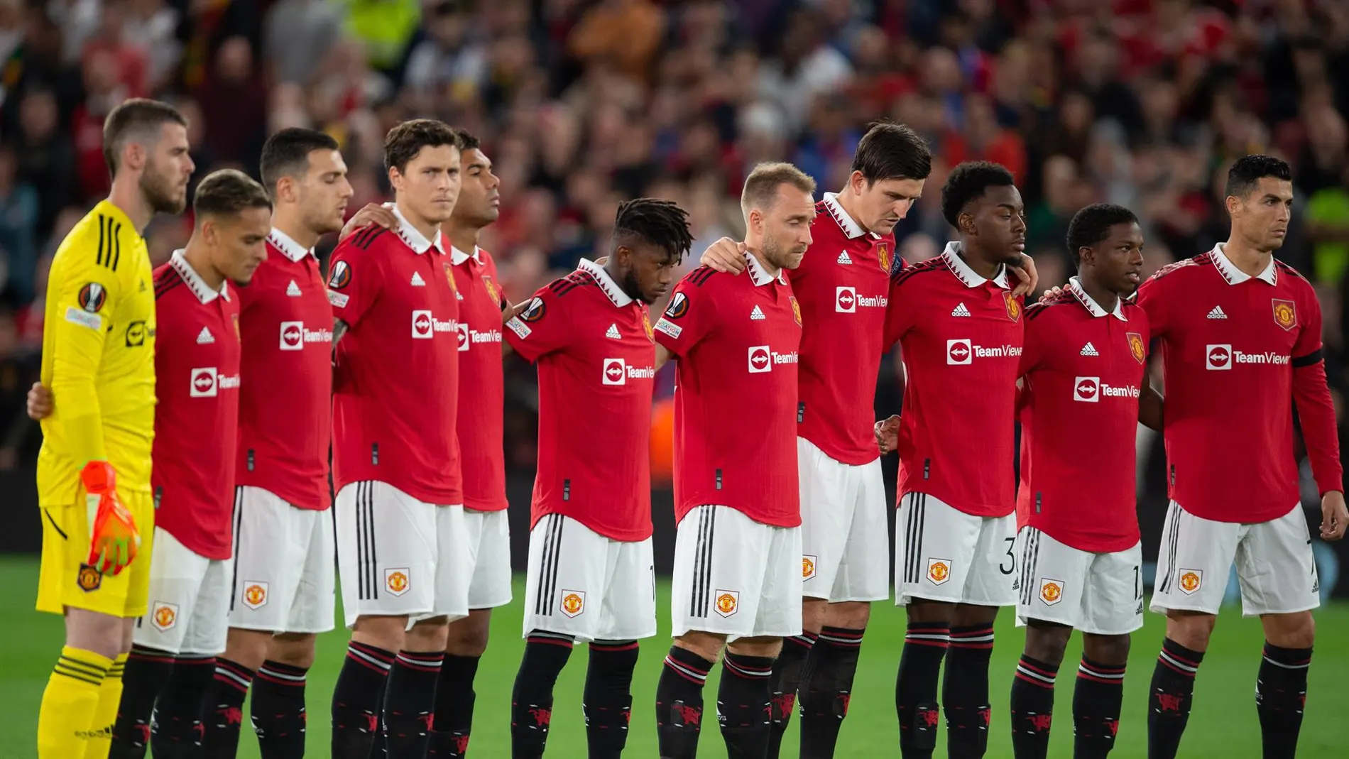 Los jugadores del Manchester United guardan un minuto de silencio por la muerte de Isabel II