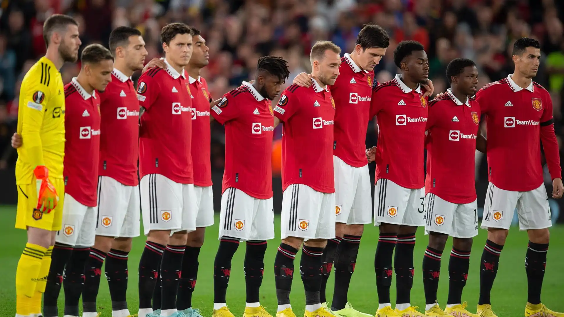Los jugadores del Manchester United guardan un minuto de silencio por la muerte de Isabel II