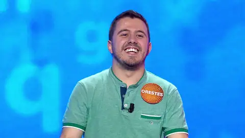 Los versos de despedida Orestes se llenan de guiños vintage: ¡los invitados alucinan! Los versos de despedida Orestes se llenan de guiños vintage: ¡los invitados alucinan!