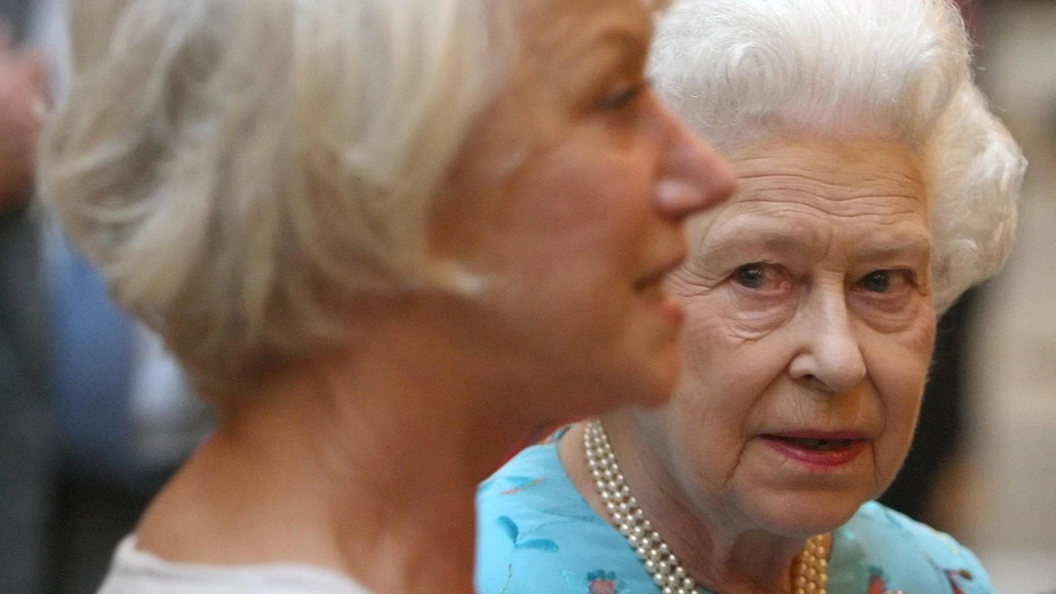 La actriz Helen Mirren junto a la Reina Isabel II La actriz Helen Mirren junto a la Reina Isabel II