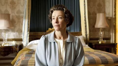 Emma Thompson como Isabel II