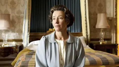 Emma Thompson como Isabel II Emma Thompson como Isabel II