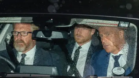 El rostro serio del príncipe Harry llegando al castillo de Balmoral El rostro serio del príncipe Harry llegando al castillo de Balmoral