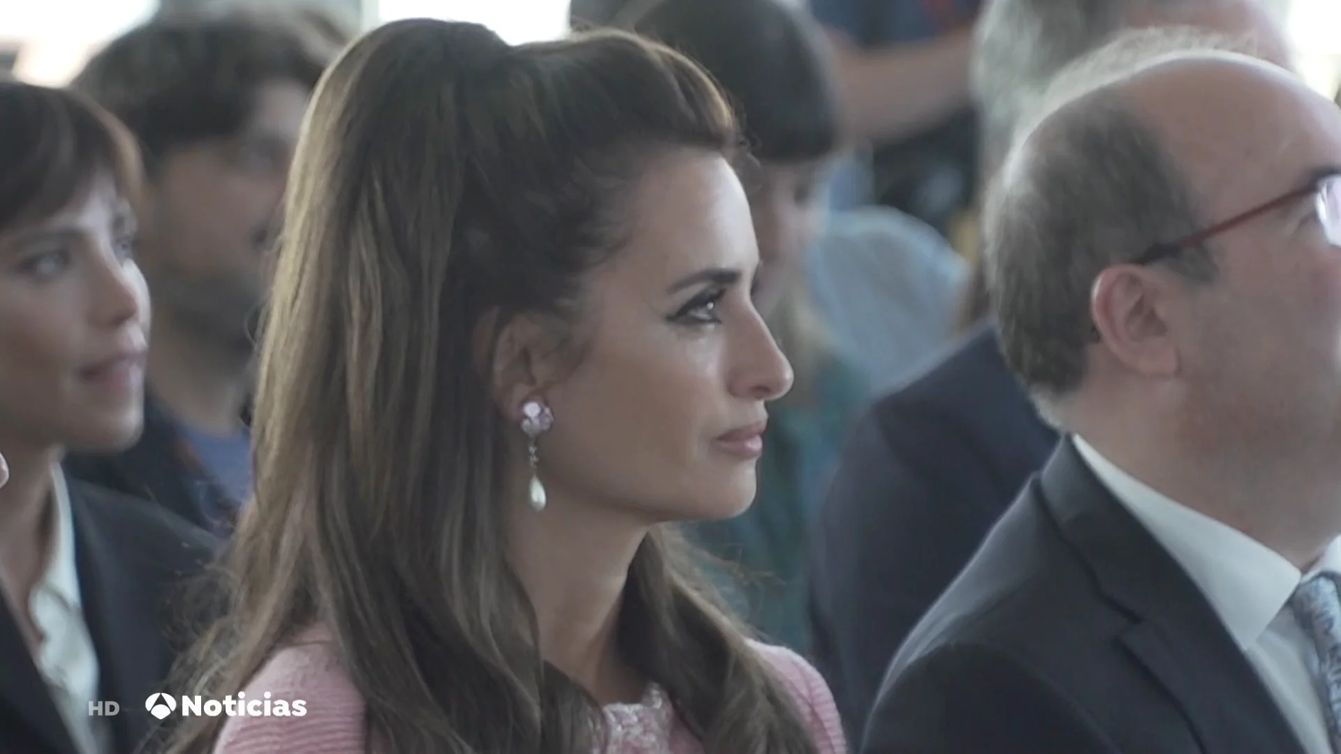 Penélope Cruz donará parte de su premio a varias entidades y ha pedido entre lágrimas no dejar de "proteger y cuidar nuestro cine" Penélope Cruz donará parte de su premio a varias entidades y ha pedido entre lágrimas no dejar de "proteger y cuidar nuestro cine"