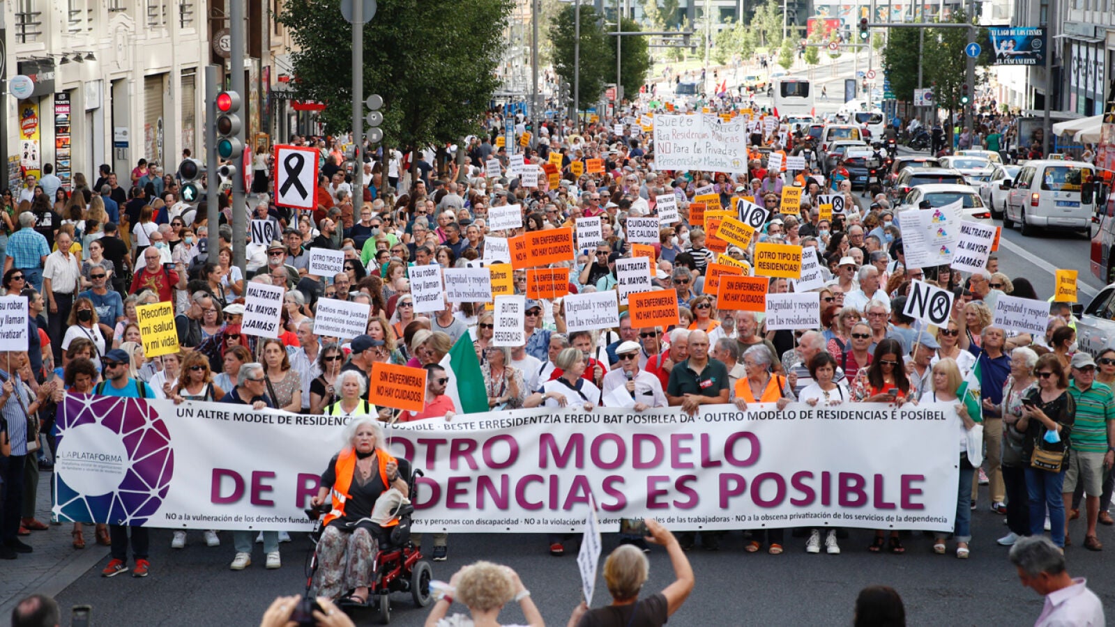 Miles de personas se manifiestan en Madrid por un nuevo modelo de residencias que respete los derechos de los mayores
