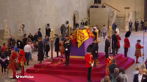 El emotivo momento de los ocho nietos de la reina Isabel II en torno al féretro de su abuela durante la vigilia El emotivo momento de los ocho nietos de la reina Isabel II en torno al féretro de su abuela durante la vigilia