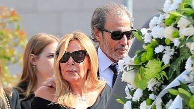 Ana Obregón se refugia en sus hermanos para dar el último adiós a su padre
