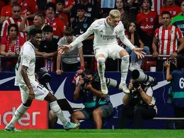 Dos hachazos de Rodrygo y Valverde dejan KO al Atleti y elevan al Madrid al liderato Dos hachazos de Rodrygo y Valverde dejan KO al Atleti y elevan al Madrid al liderato