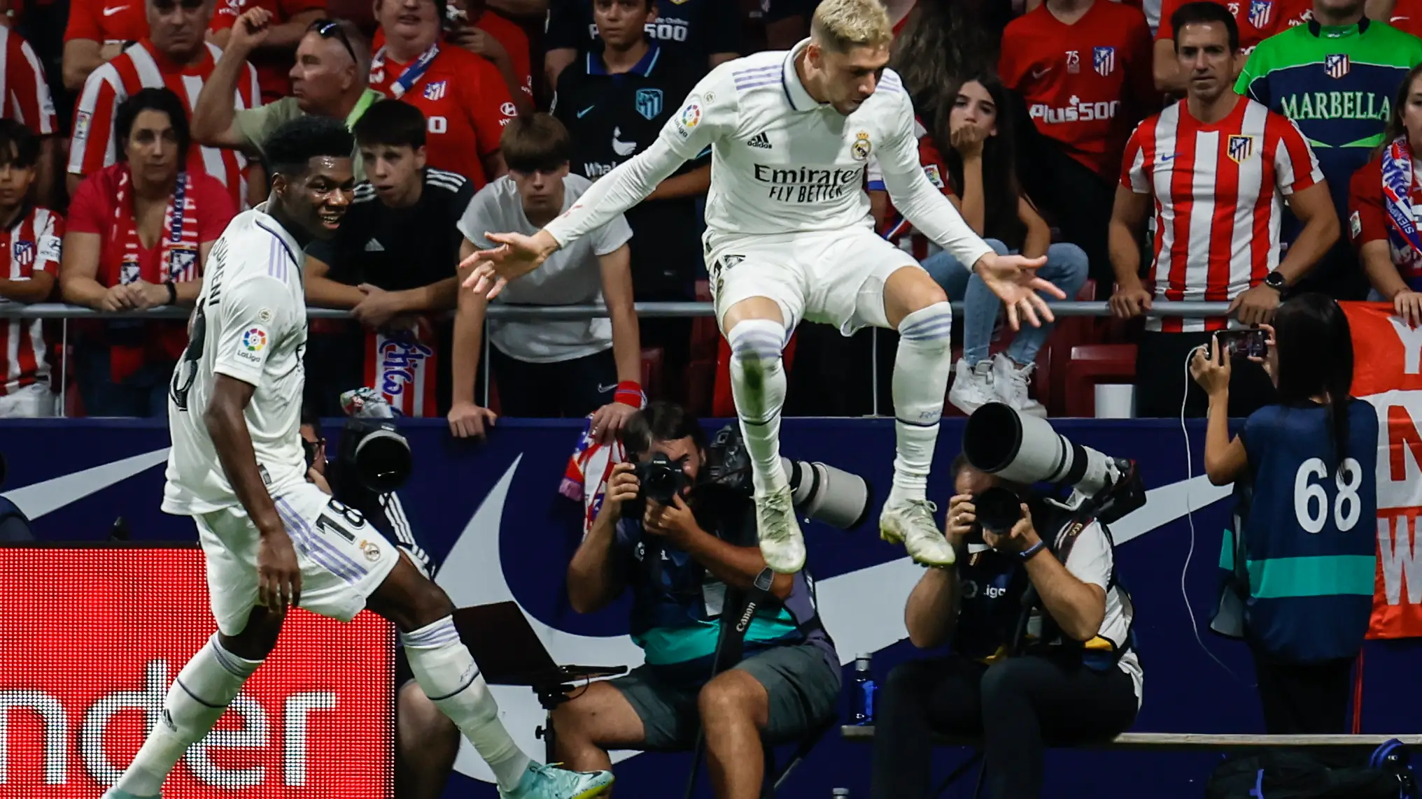 Dos hachazos de Rodrygo y Valverde dejan KO al Atleti y elevan al Madrid al liderato Dos hachazos de Rodrygo y Valverde dejan KO al Atleti y elevan al Madrid al liderato