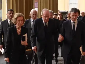 Juan Carlos I y Sofía llegan juntos a la recepción en el Palacio de Buckingham