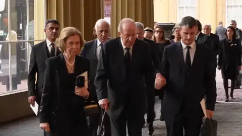 Juan Carlos I y Sofía llegan juntos a la recepción en el Palacio de Buckingham Juan Carlos I y Sofía llegan juntos a la recepción en el Palacio de Buckingham